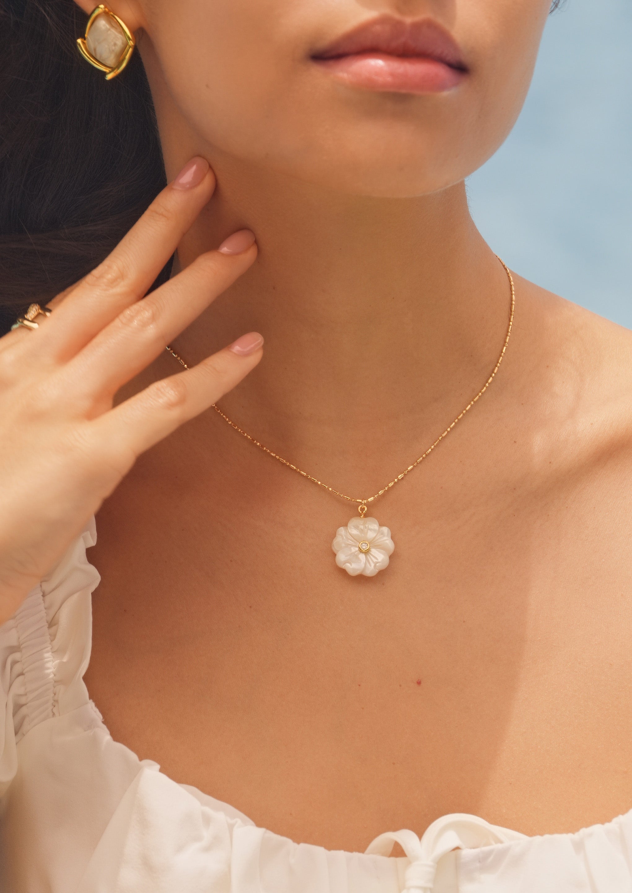 Shell Flower Pendant Necklace