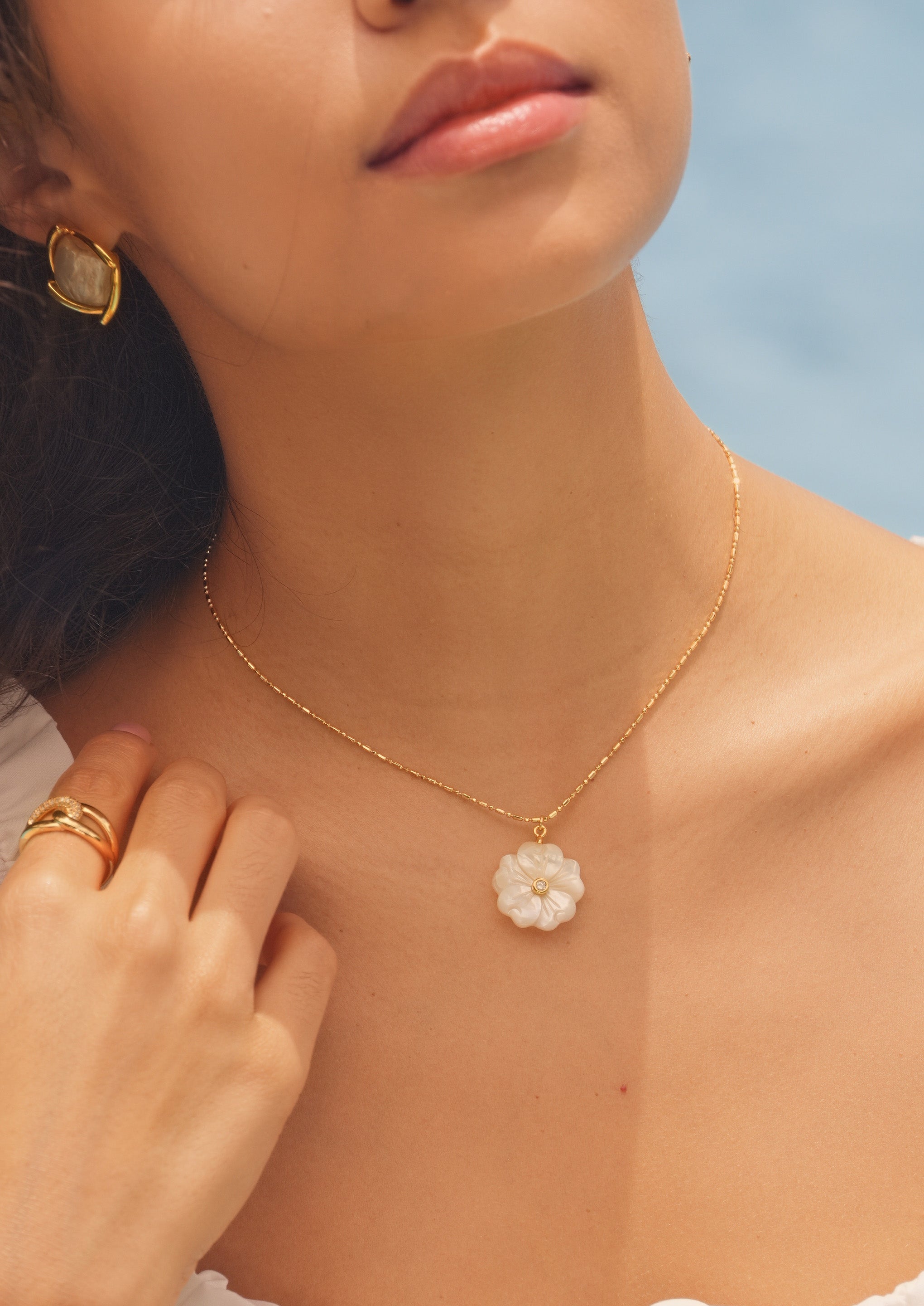 Shell Flower Pendant Necklace