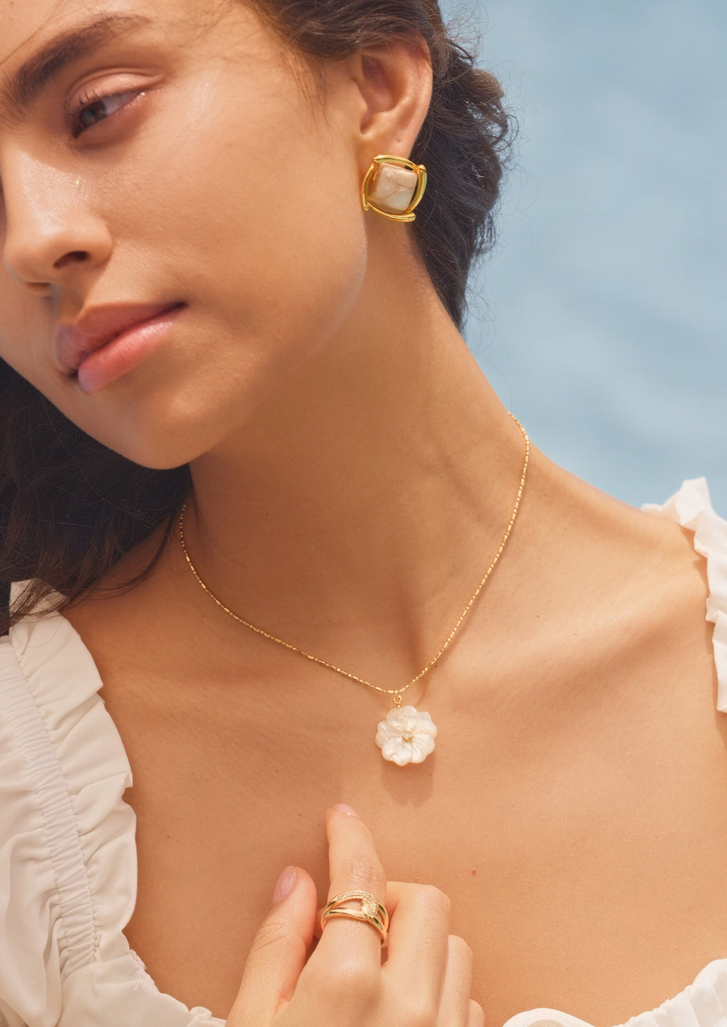 Shell Flower Pendant Necklace